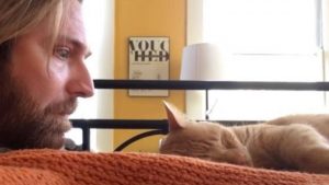 Le chat malicieux qui réveille très tôt son maître -VIDEO